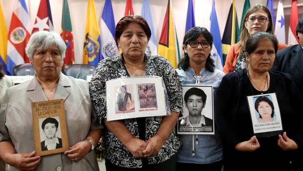 Raida Condor, Rosa Rojas, Carmen Condor Y Gladys Rubina, familiares de vícitmas de la represión durante la presidencia de Fujimori , hoy en la Corte Interamericana de DD.HH.