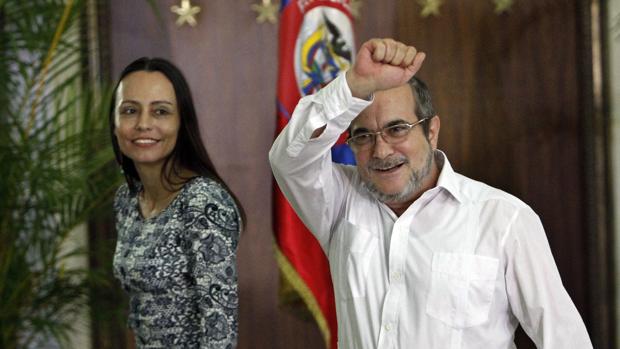 El líder de las FARC, Rodrigo Londoño Echeverri (d), alias «Timochenko», saluda junto a una guerrillera