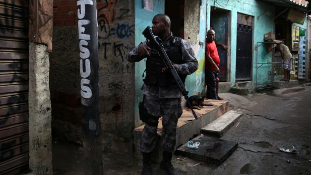 Un policía militar patrulla una favela en Río de Janeiro este martes