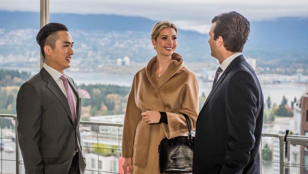 Ivanka Trump (centro) y su hermano Donald Trump Jr. , durante una visita, en 2014, a las obras de la Trump Tower Hotel en Vancouver