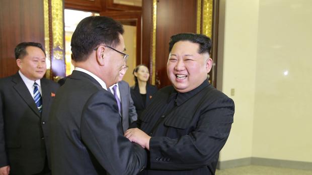 El líder de Corea del Norte, Kim Jong-un, saluda a miembros de la delegación surcoreana