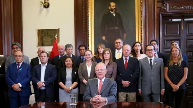Pedro Pablo Kuczynski, rodeado de su Ejecutivo, se dirige a la nación desde el Palacio de Gobierno, este miércoles en Lima
