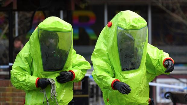 En la imagen: investigadores del agente nervioso Novichok, en Salisbury