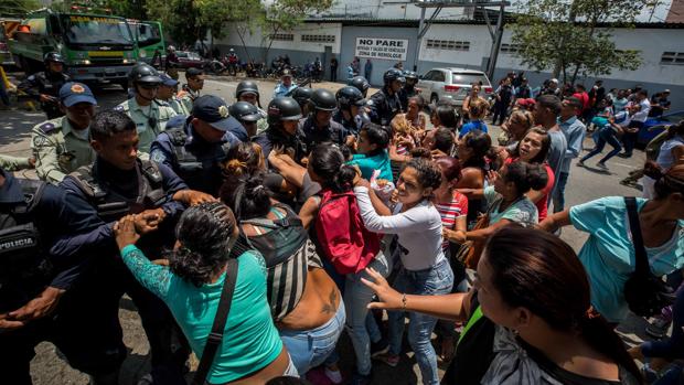Familiares de presos protestan ante la Policía el 28 de marzo ante el centro de reclusión de Carabobo, Venezuela
