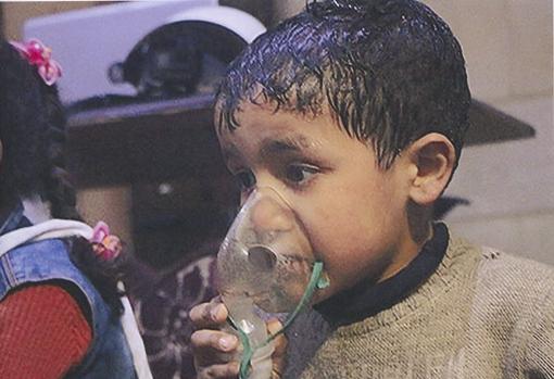 Arriba, el niño Hasán Diab, de 11 años, en el vídeo grabado por los «Cascos blancos» y que se hizo viral. Abajo, el niño en una imagen posterior al día del presunto ataque con armas químicas en Duma