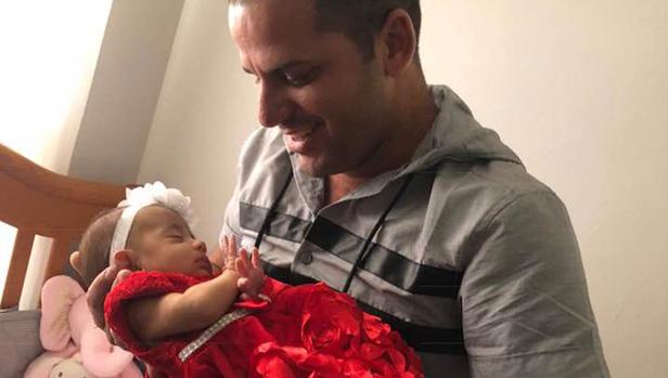 Yoelvis Gattorno posa con su hija Valeria tras obtener su custodia