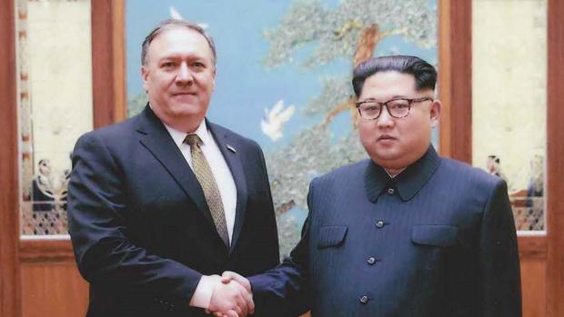 Imagen facilitada por la Casa Blanca facilitada el 26 de abril de 2018 que muestra al entonces director de la CIA, Mike Pompeo (i), junto al líder de Corea del Norte, Kim Jong-un, en Pionyang