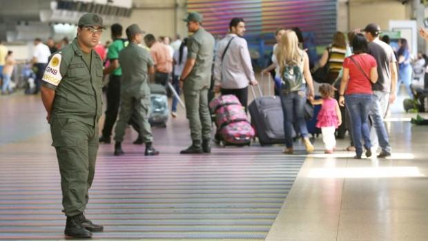 GNB controlan a los pasajeros que caminan por el Aeropuerto Internacional Simón Bolívar