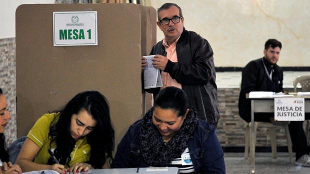 El antiguo líder de la guerrilla de las FARC, Rodrigo Londoño, «Timochenko», en un centro electoral de Bogotá