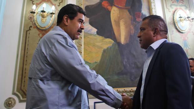 Nicolás Maduro saluda al gobernador opositor de Nueva Esparta, Alfredo Díaz