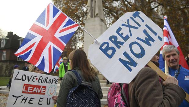 Manifestantes que apoyan la protesta Brexit fuera de las Casas del Parlamento en Londres