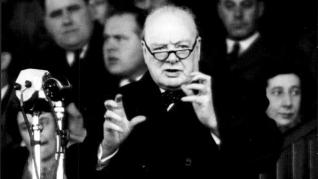 Churchill pronunciando un discurso electoral