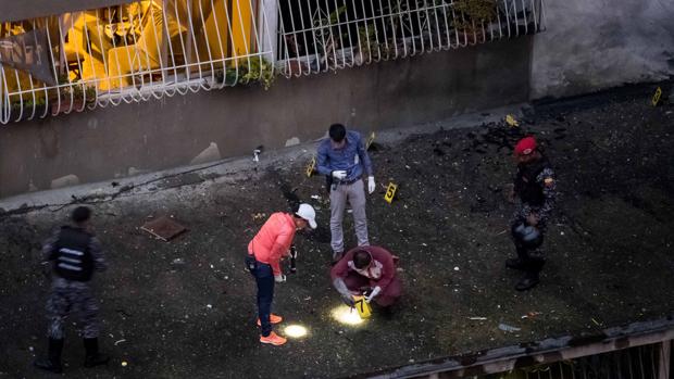 Efectivos de distintos cuerpos de seguridad custodian y toman evidencias de la explosión
