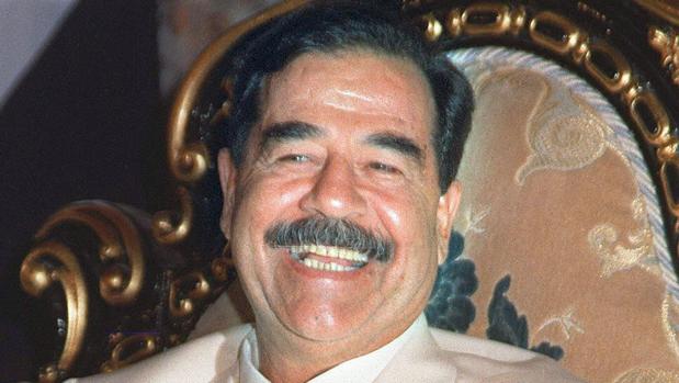 Sadam Hussein, durante la celebración de su 61 cumpleaños