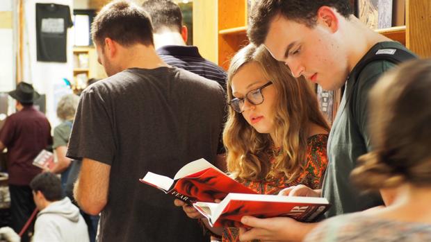 Las personas hacen cola para comprar el libro «Miedo» en una librería en Nueva York