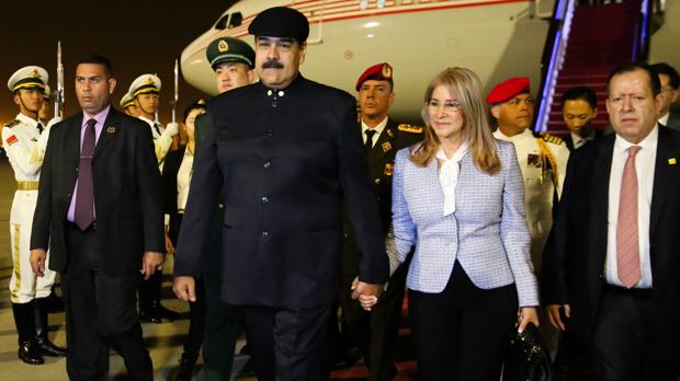 Nicolás Maduroy su esposa Cilia Flores, a su llegada a Pekín