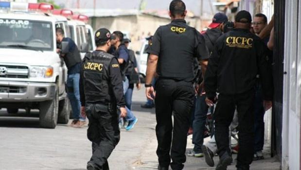 Varios policías del Cuerpo de Investigación del régimen patrullan en Caracas
