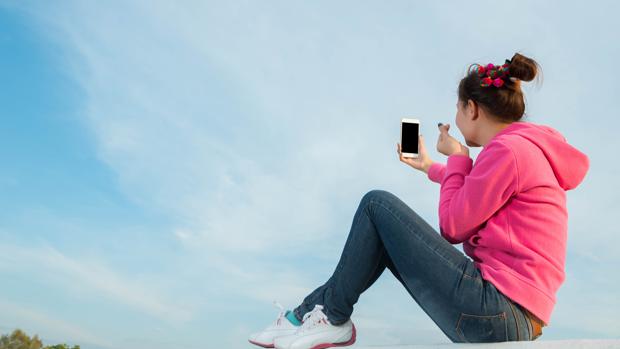 Una joven se hace un selfie