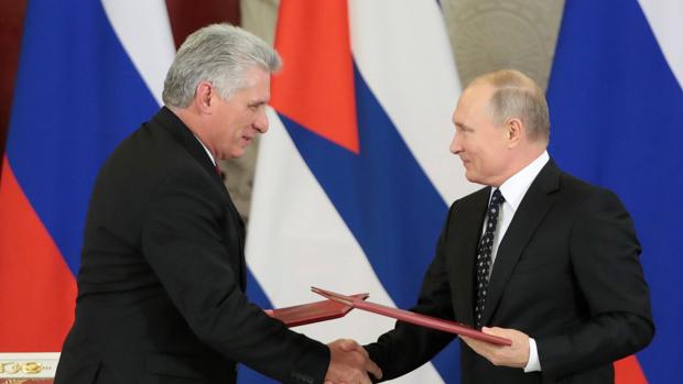 El presidente ruso, Vladímir Putin (d), y su homólogo cubano, Miguel Díaz-Canel, durante la firma de acuerdos bilaterales celebrada tras su reunión en el Kremlin