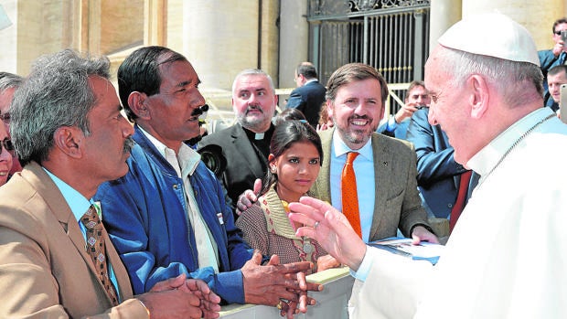 De izquierda a derecha, Joseph Nadeem, el marido de Asia Bibi y una de sus hijas, con el Papa
