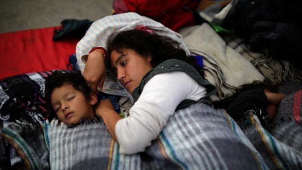 Una mujer con su hijo descansan en el refugio