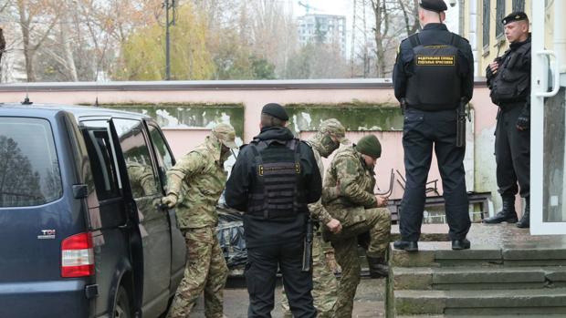 Varios oficiales de la Armada ucraniana llegan escoltados a un tribunal en Simferopol, Crimea hoy, 27 de noviembre del 2018. La Justicia rusa dictaminó hoy prisión preventiva hasta el próximo 25 de enero para el primero de los 24 marineros apresados el domingo en el mar Negro por guardacostas rusos a bordo de tres buques de la Armada ucraniana