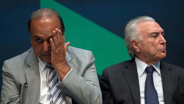 En esta foto de archivo tomada el 20 de febrero de 2018, el presidente brasileño Michel Temer (R) y el gobernador de Río de Janeiro, Luiz Fernando Pezao (L) participan en un evento que anuncia el inicio de la etapa final de la construcción de los submarinos
