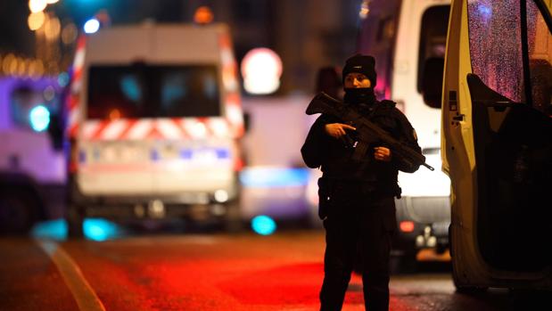 Un policía, en el barrio de Neudorf de Estrasburgo