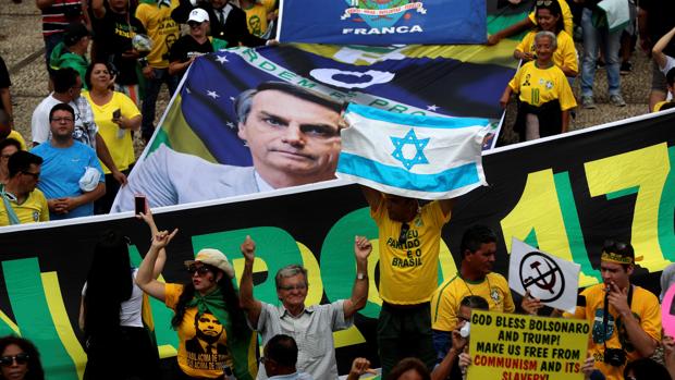 Grupos de personas esperan frente al Palacio de Planalto, la toma de posesión de Bolsonaro
