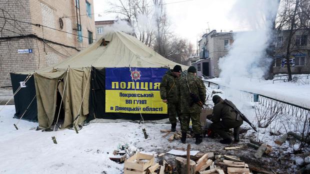 Soldados ucranianos se calientan con una hoguera en la región de Donetsk
