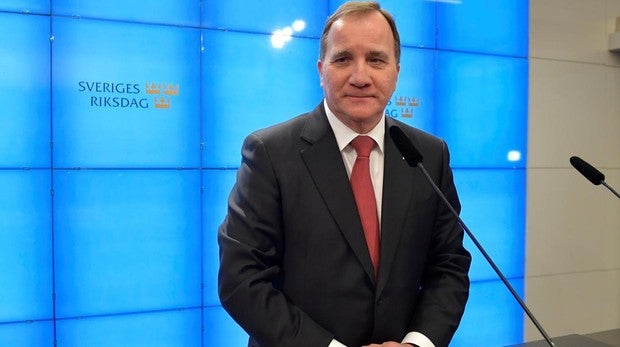 El primer ministro de Suecia, el socialdemocráta Stefan Löfven, ofrece una rueda de prensa tras su elección en el parlamento para un segundo mandato