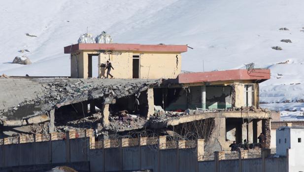 Edificio de la principal agencia de seguridad afgana, el Directorio Nacional de Seguridad, parcialmente destruido, este lunes en Wardak, Afganistán