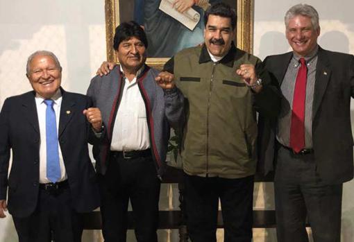 Salvador Sánchez Cerén, junto a Evo Morales, presidente de Bolivia; Nicolás Maduro y Miguel Díaz-Canel, presidente de Cuba., cn Caracas el día de la toma de posesión de Maduro