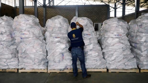Un voluntario organiza la ayuda humanitaria en Cúcuta