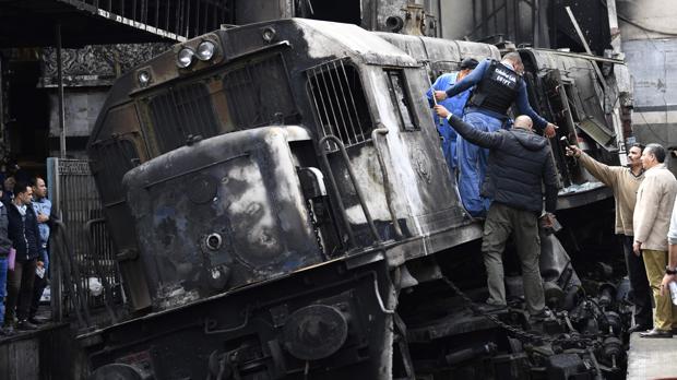 Vista de los daños en uno de los andenes de la estación de tren central en El Cairo (Egipto) tras un incendio