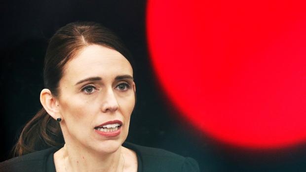 Jacinda Ardern, primera ministra de Nueva Zelanda, anuncia que el país prohibirá las armas semiautomáticas