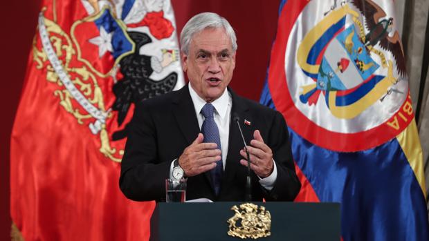 El presidente de Chile, Sebastián Piñera, participa en una conferencia de prensa este jueves en el Palacio de La Moneda en Santiago de Chile