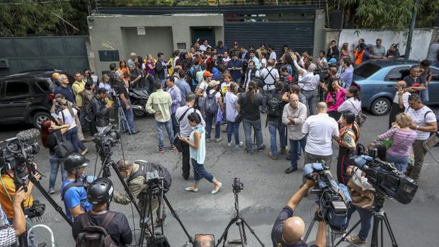 Periodistas, trabajando frente a la casa del opositor Leopoldo López en 2017