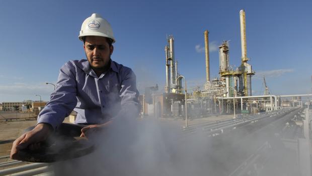Un trabajador petrolero libio, trabaja en una refinería dentro del complejo petrolero Brega en Libia