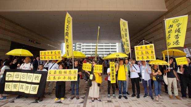 Vista general durante las manifestaciones mientras los activistas de Occupy Central asisten este martes a la corte para enfrentar un veredicto