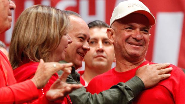 Hugo Carvajal, en una imagen junto al dirigente chavista Diosdado Cabello en 2014, tras su liberación en Aruba