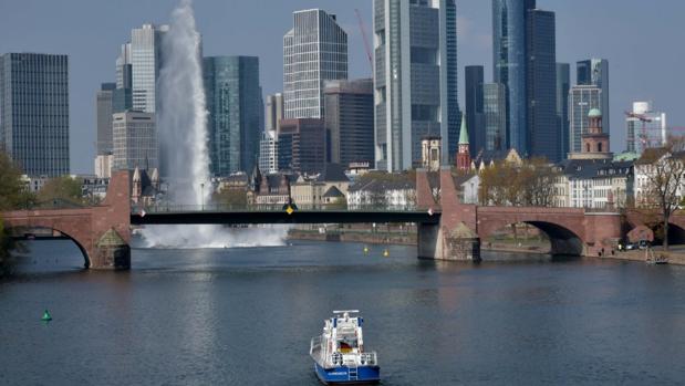 Un chorro grande de agua sale del río cuando la bomba fue detonada