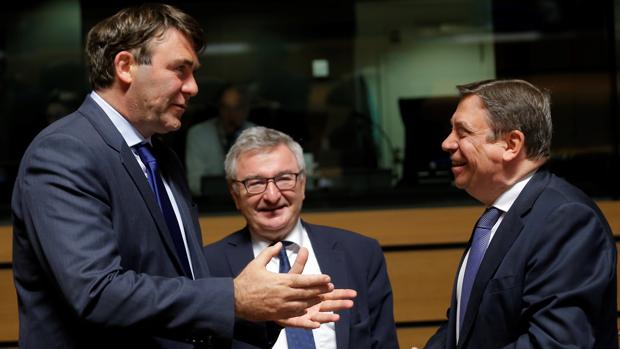 El ministro belga de Agricultura, Denis Ducarme; el ministro regional de Agricultura de la región de Valona, Rene Collin; y el ministro español de Agricultura, Luis Planas, al comienzo del Consejo de Ministros de Agricultura de la UE