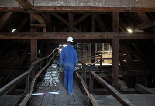 Un operario trabaja en el interior del templo. Por el momento, se cree que el incendio se ha producido en el curso de estos trabajos de restauración