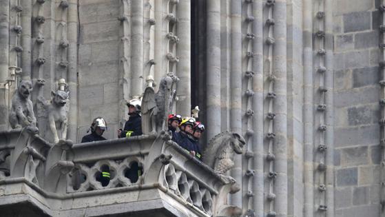 Bomberos junto a las gárgolas de Notre Dame