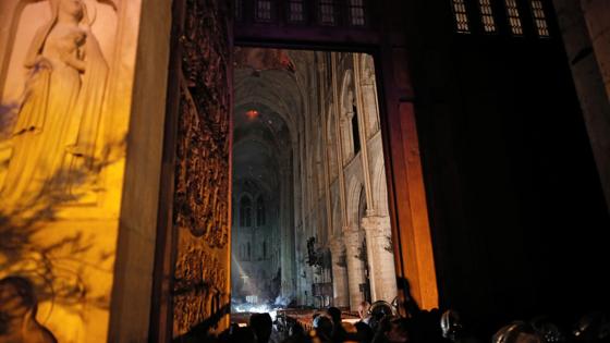 Otra imagen del interior de Notre Dame tomada anoche