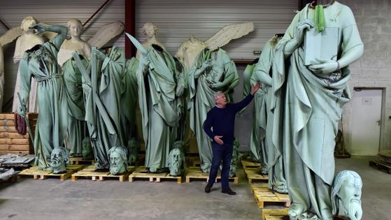 Patrick Palem, experto en restauración del patrimonio, se para cerca de las estatuas que se retiraron para su restauración, almacenado en el taller SOCRA.