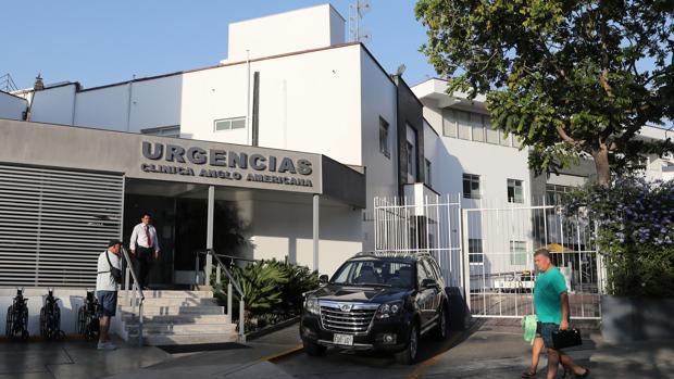 Vista de la entrada a la Clínica Angloamericana, donde el ex presidente Pedro Pablo Kuczinsky se encuentra internado en la UCI