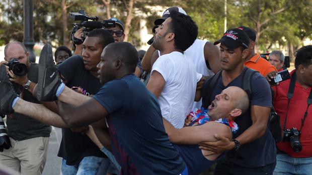 Policías arrestan a participantes en la marcha gay no autorizada en La Habana