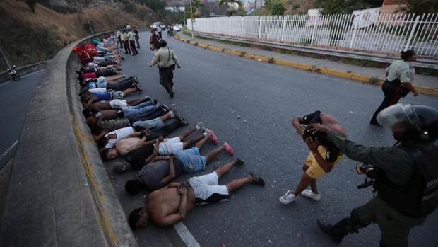 Varias personas yacen detenidas en Caracas durante los apagones de marzo